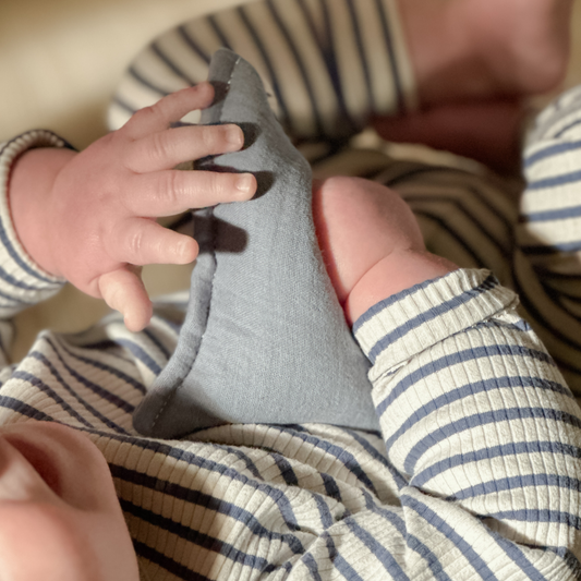 baby speelt met sensorisch speelgoed pittenzakjes