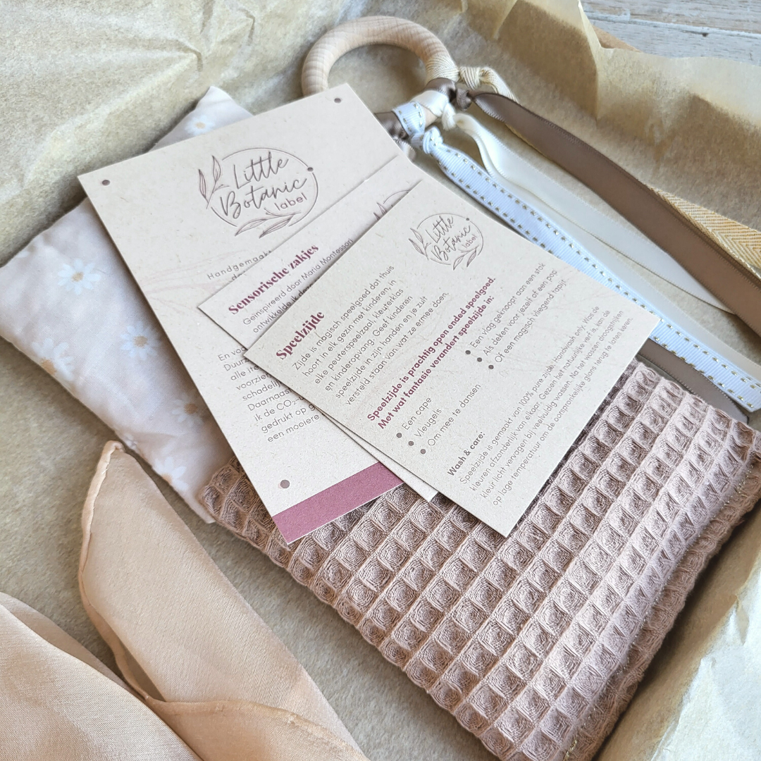 Baby cadeauset beige met duurzaam speelspeelgoed