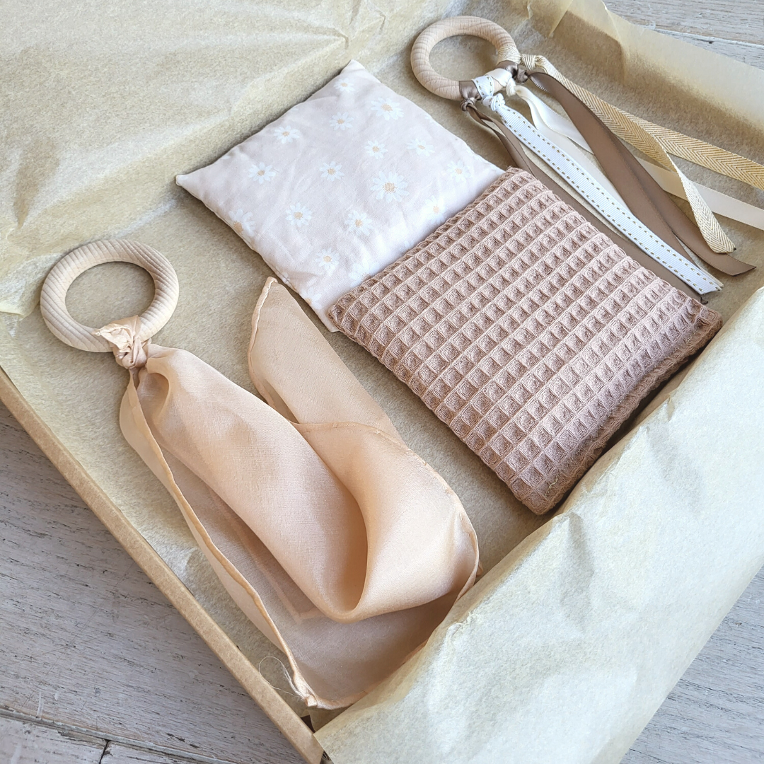Baby cadeauset beige met duurzaam speelspeelgoed