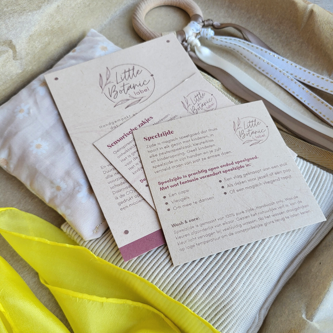 Baby cadeauset geel met duurzaam speelspeelgoed