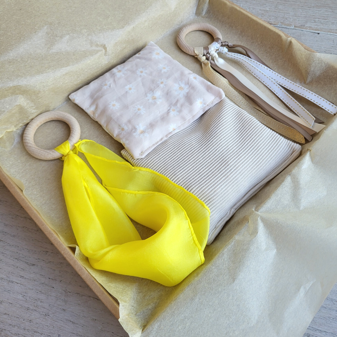 Baby cadeauset geel met duurzaam speelspeelgoed