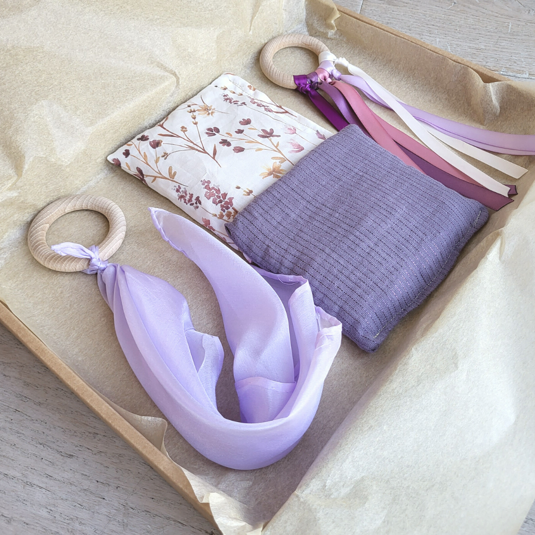 Baby cadeauset lila met duurzaam speelspeelgoed