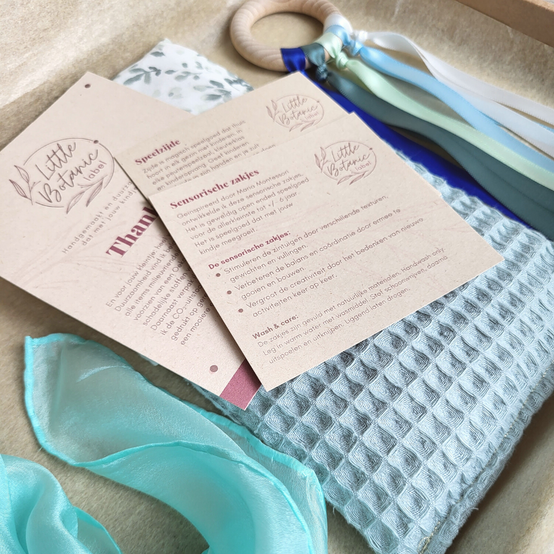 Baby cadeauset mintgroen met duurzaam speelspeelgoed