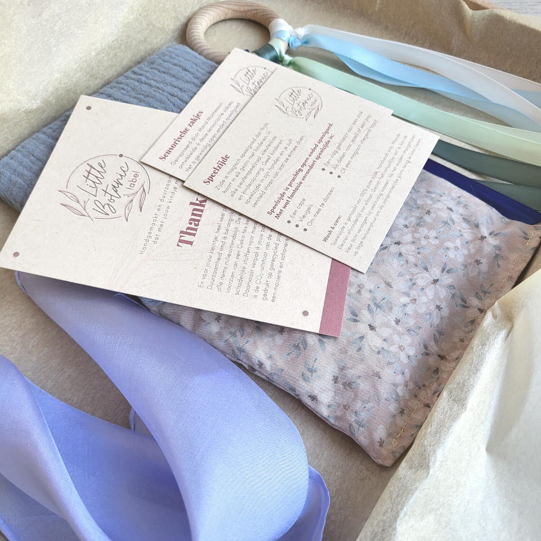 Baby cadeauset pastelblauw met duurzaam speelspeelgoed