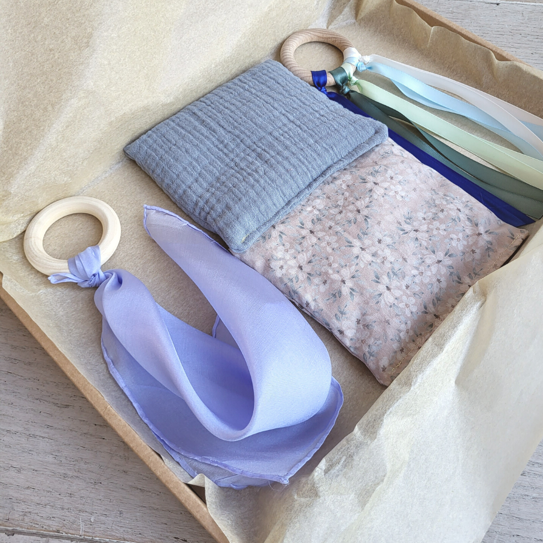 Baby cadeauset pastelblauw met duurzaam speelspeelgoed