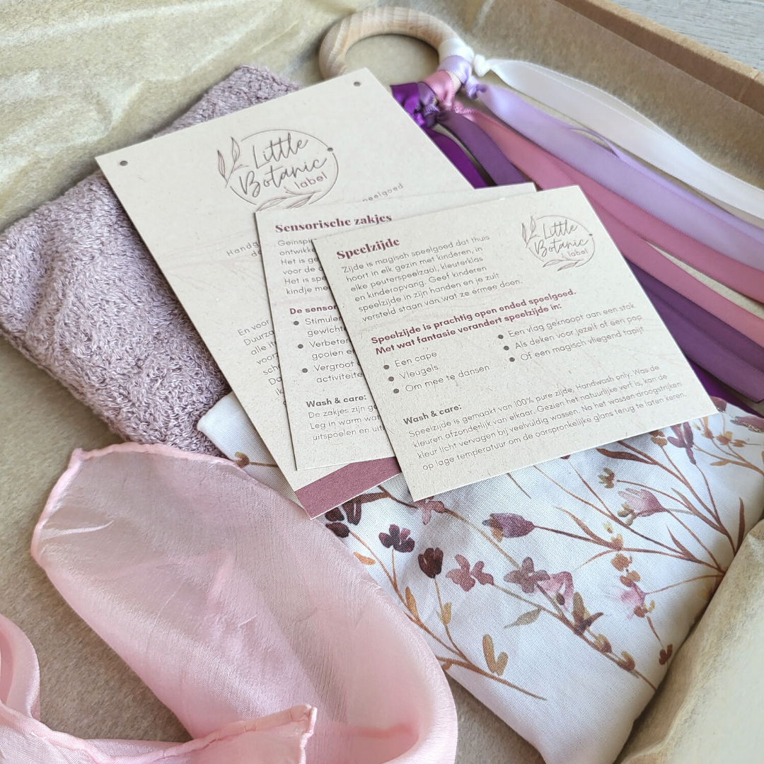 Baby cadeauset zachtroze met duurzaam speelspeelgoed