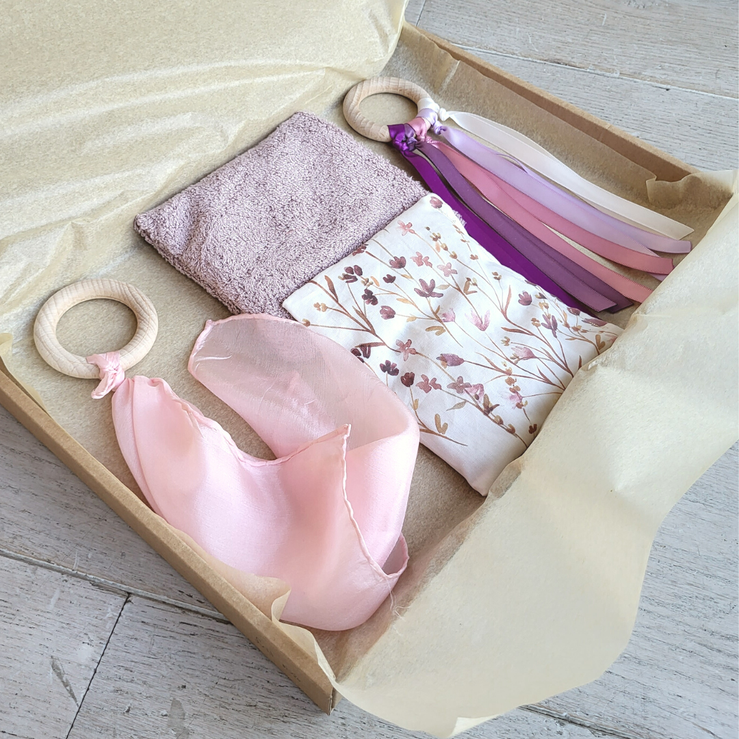 Baby cadeauset zachtroze met duurzaam speelspeelgoed