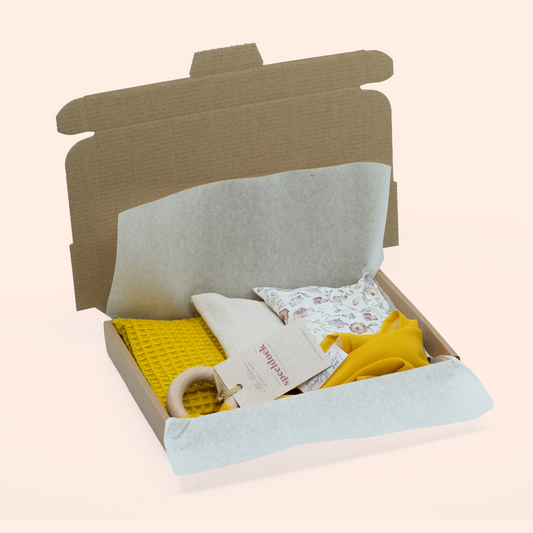 duurzaam kraamcadeau met pittenzakjes en speeldoeken