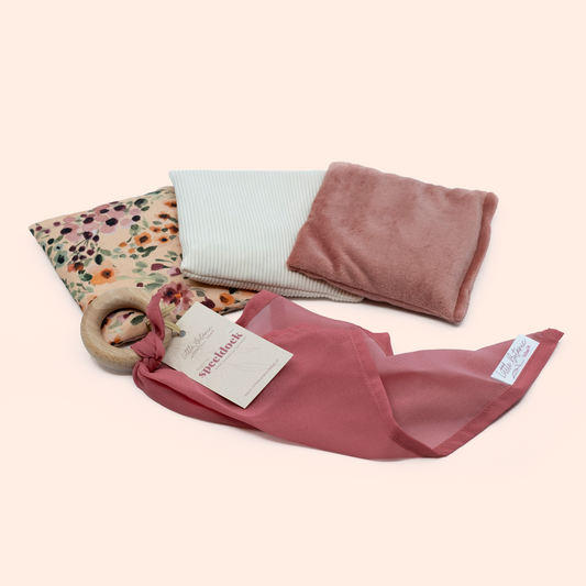 Duurzaam kraamcadeau lichtrood – met pittenzakjes & speeldoek