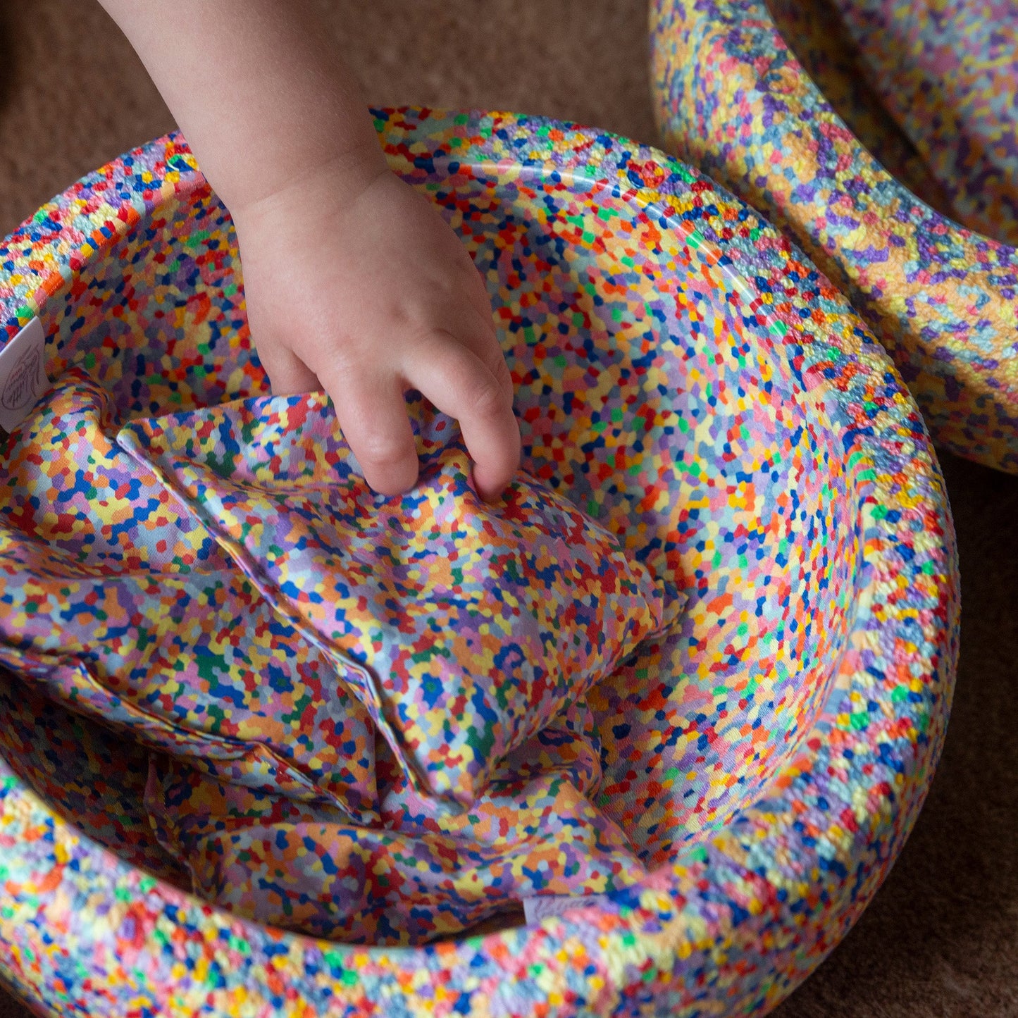 kind speelt met open einde speelgoed super confetti