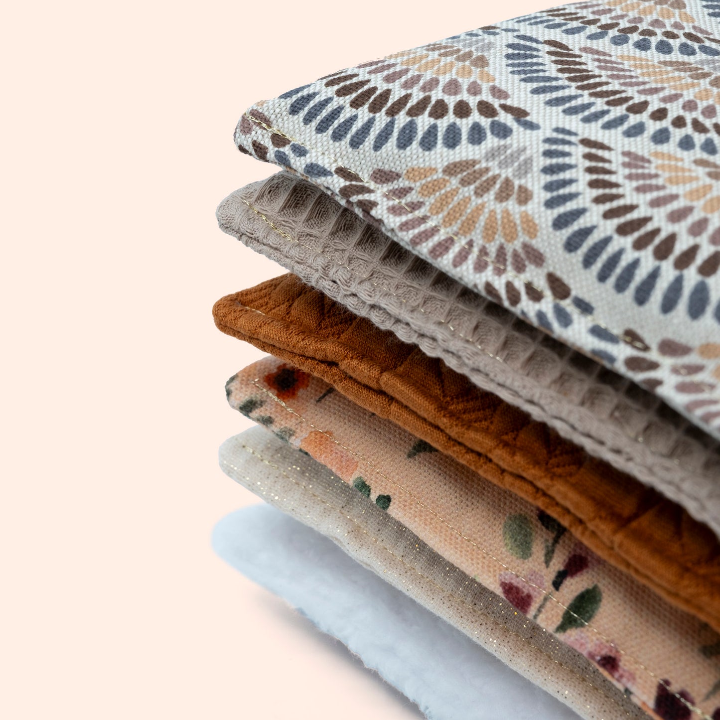 pittenzakjes speelgoed in beige en terracotta kleuren