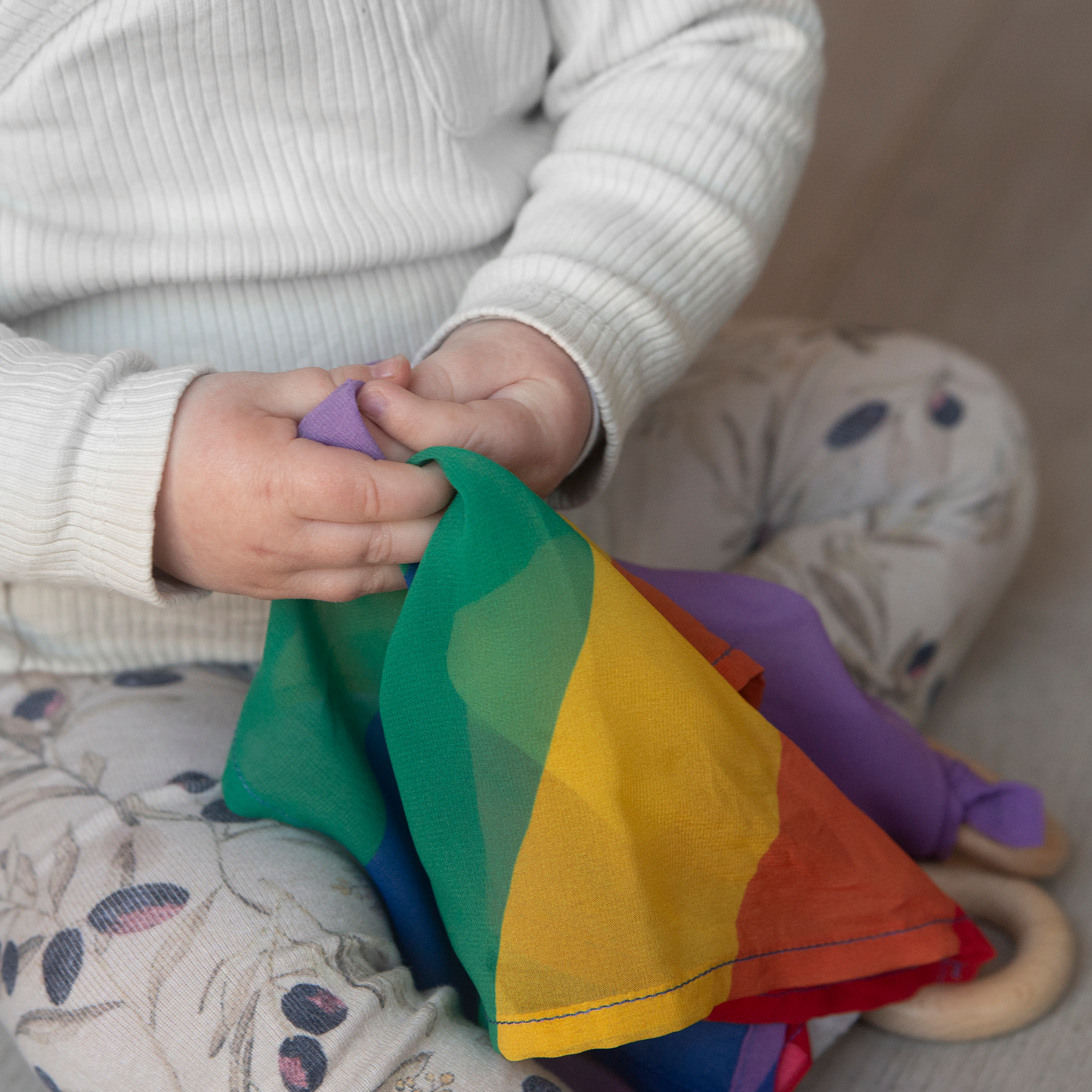 Playcycle speeldoek klein - 30cm - met houten ring - regenboog waves