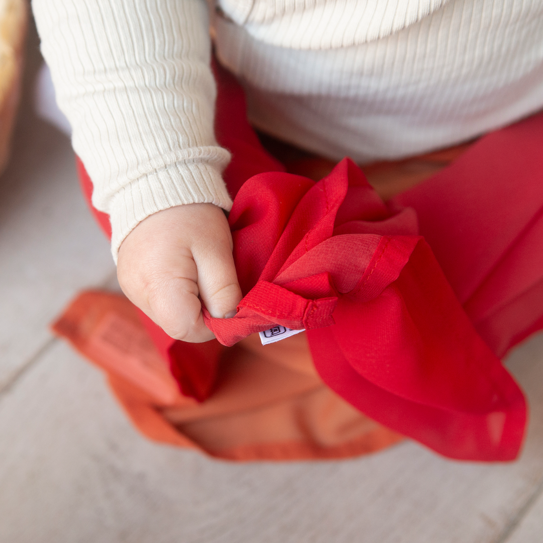Duurzaam kraamcadeau lichtrood – met pittenzakjes & speeldoek