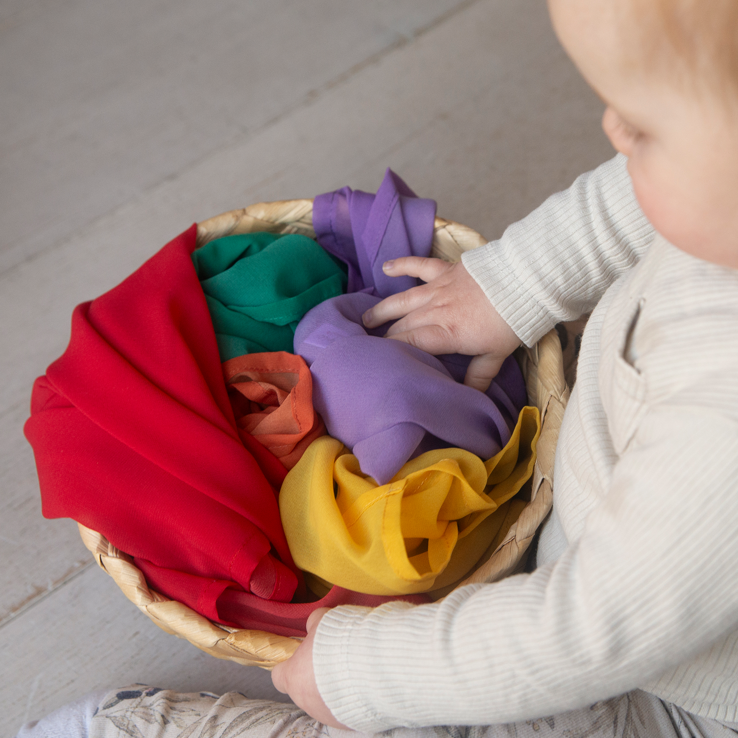 baby speelt met speeldoekjes open einde speelgoed