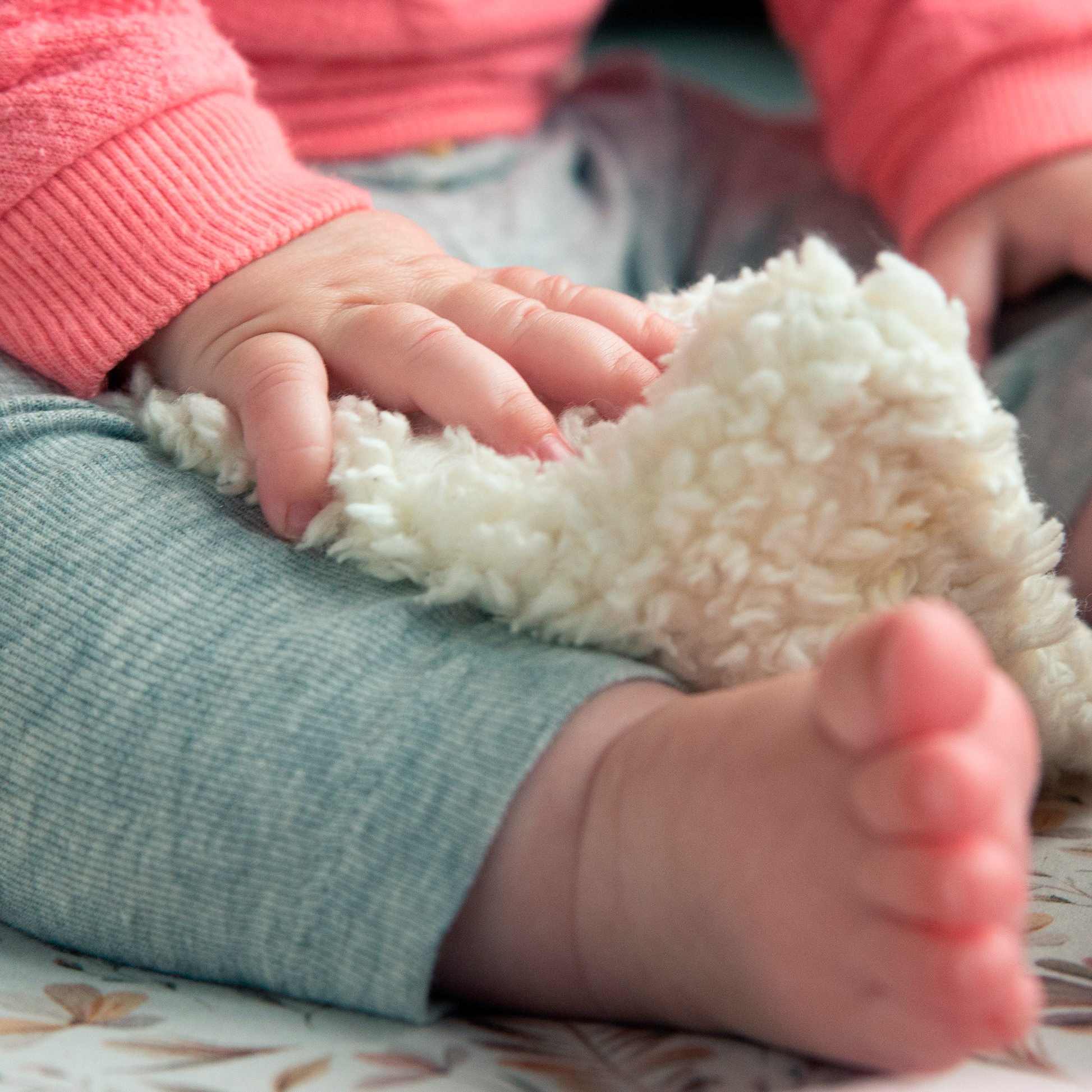 baby speelt met Teddy pittenzakje sensorisch speelgoed