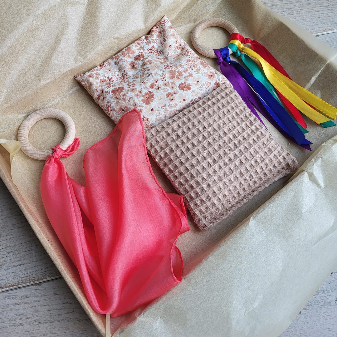 Baby cadeauset rood met duurzaam speelspeelgoed