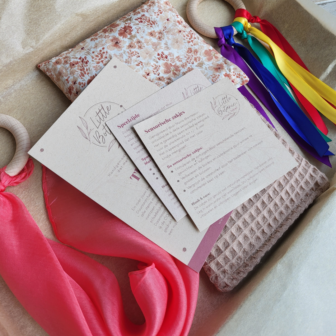 Baby cadeauset rood met duurzaam speelspeelgoed