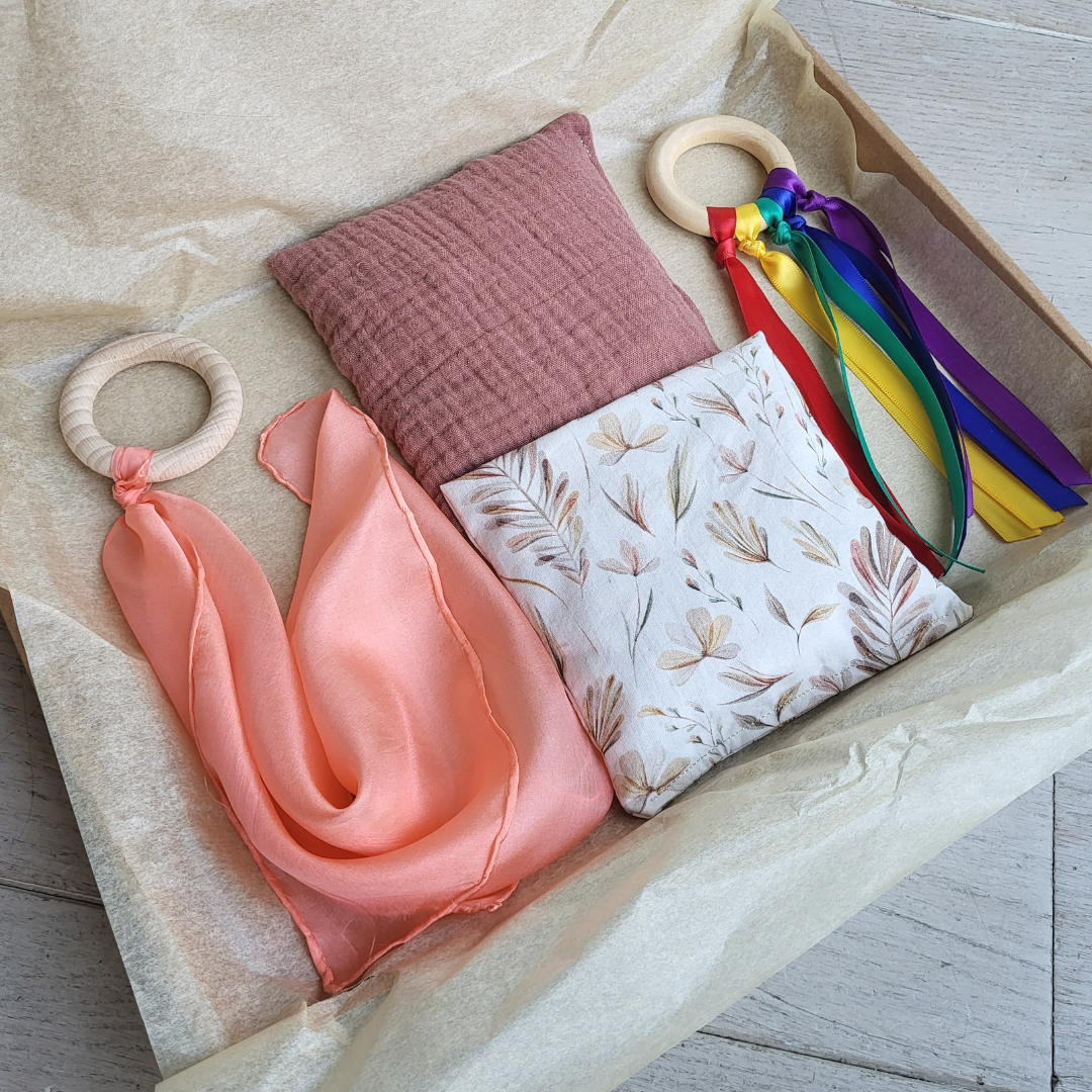 Baby cadeauset oranje met duurzaam speelspeelgoed