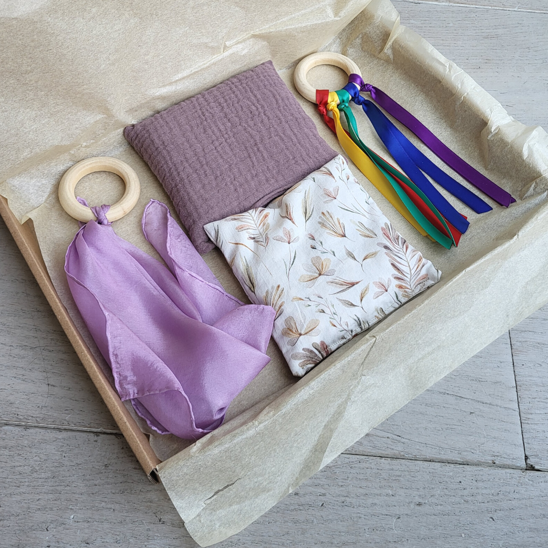 Baby cadeauset paars met duurzaam speelspeelgoed