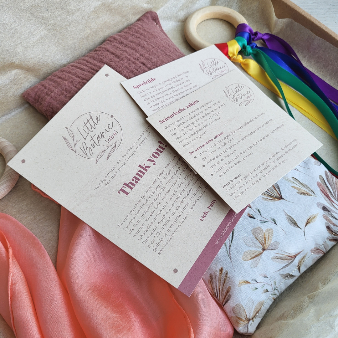 Baby cadeauset oranje met duurzaam speelspeelgoed