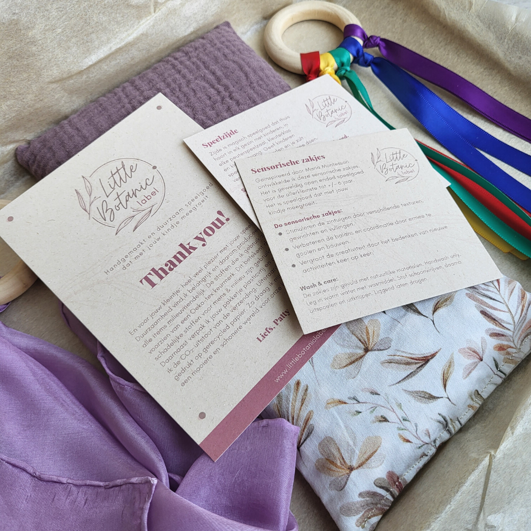 Baby cadeauset paars met duurzaam speelspeelgoed