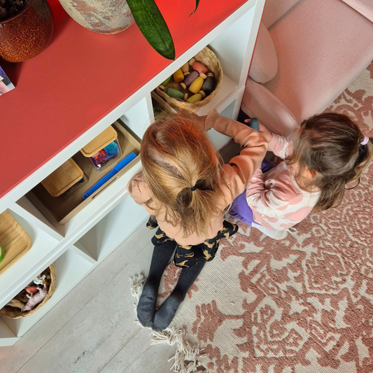 kinderen spelen met open ended speelgoed