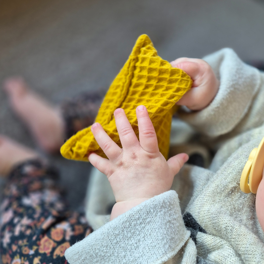 Sensorische ontdekking: eerste spelletjes met pittenzakjes voor baby's (0-12 maanden)