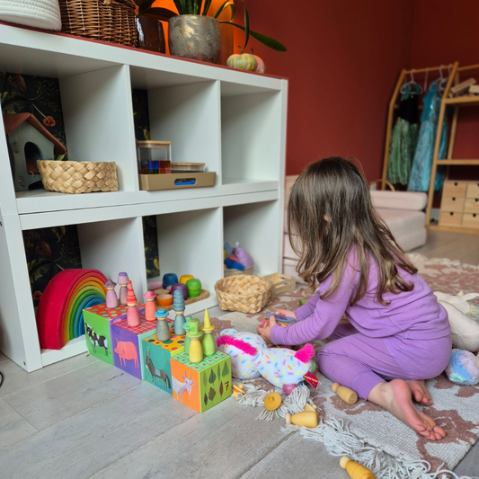 kind speelt in speelhoek met open einde speelgoed
