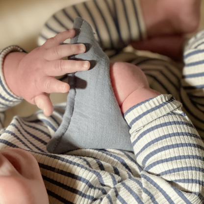 baby speelt met sensorisch speelgoed pittenzakjes