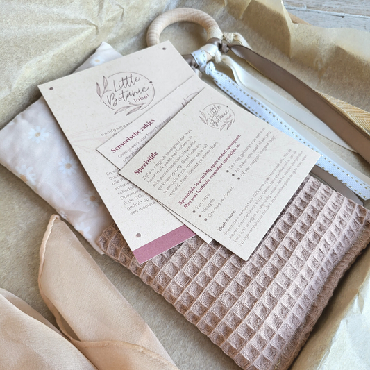 Baby cadeauset beige met duurzaam speelspeelgoed