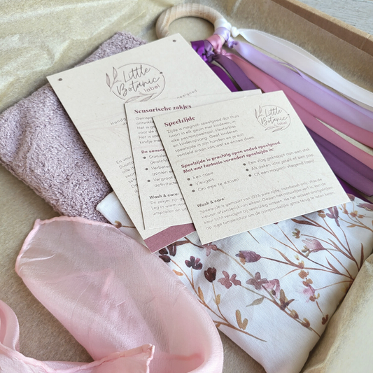 Baby cadeauset zachtroze met duurzaam speelspeelgoed