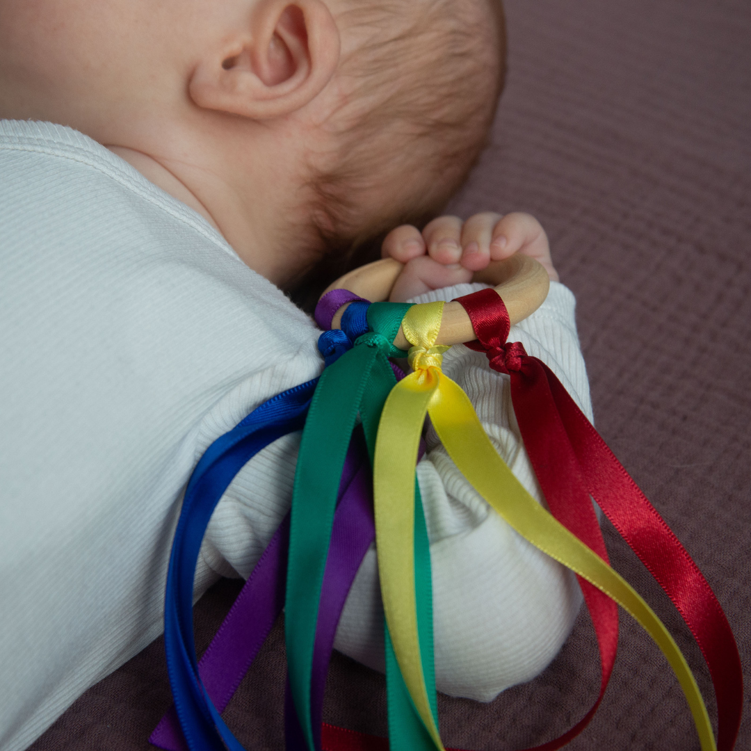 Baby speelt met waldorf handvlieger