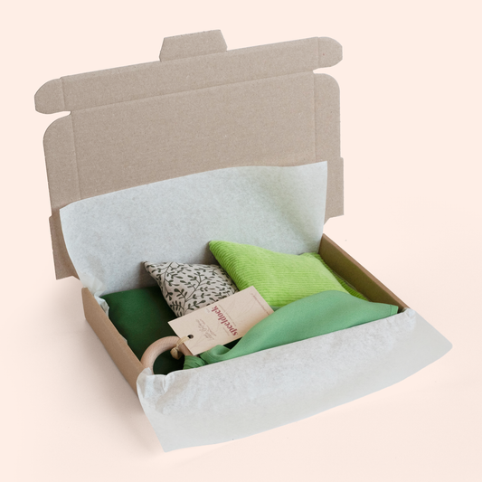 Duurzaam kraamcadeau Zachtgroen – met pittenzakjes & speeldoek