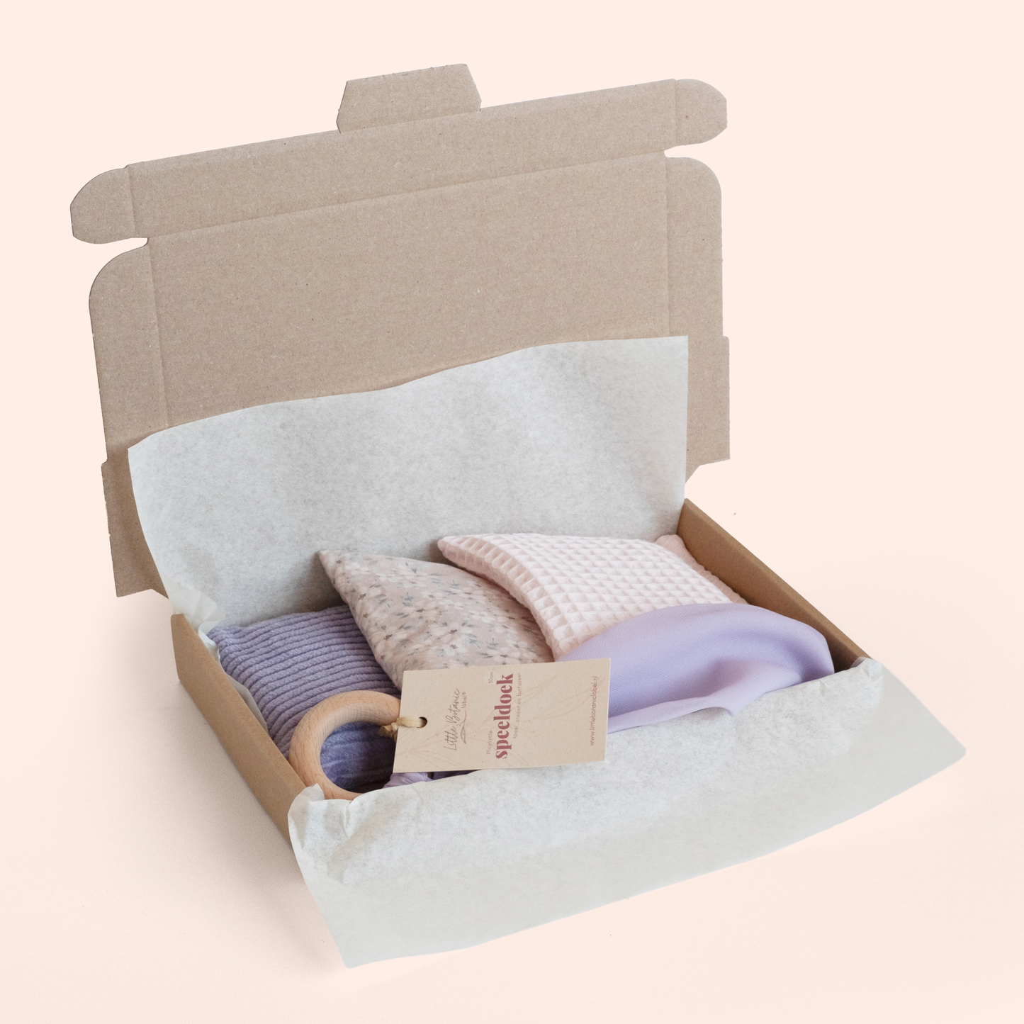 Duurzaam kraamcadeau Lila – met pittenzakjes & speeldoek