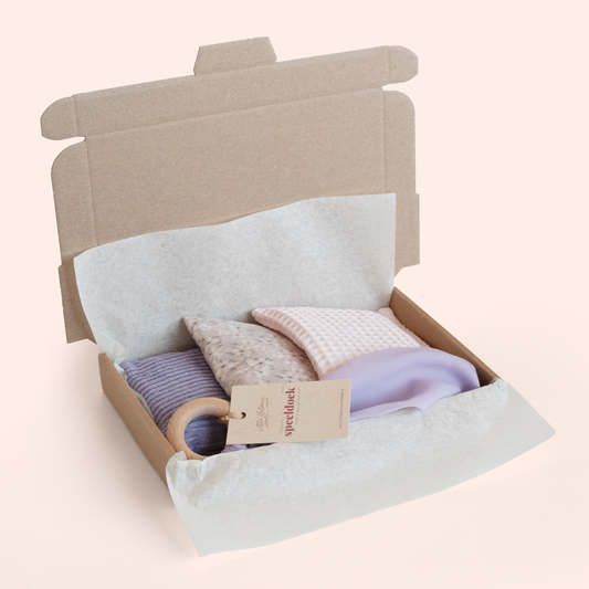 Duurzaam kraamcadeau Lila – met pittenzakjes & speeldoek