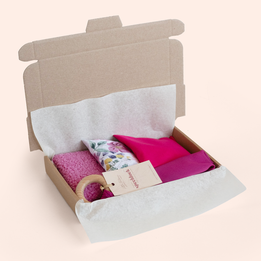 Duurzaam kraamcadeau roze – met pittenzakjes & speeldoek
