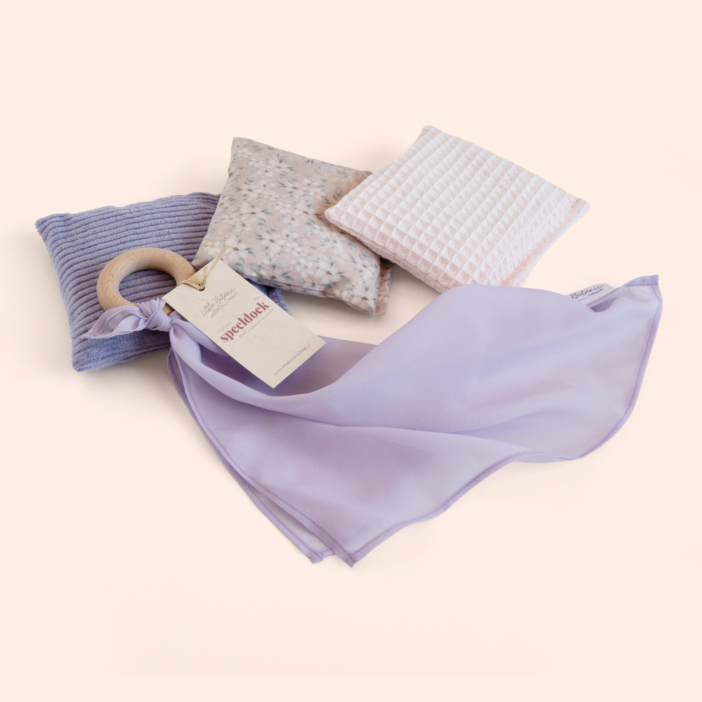 Duurzaam kraamcadeau Lila – met pittenzakjes & speeldoek