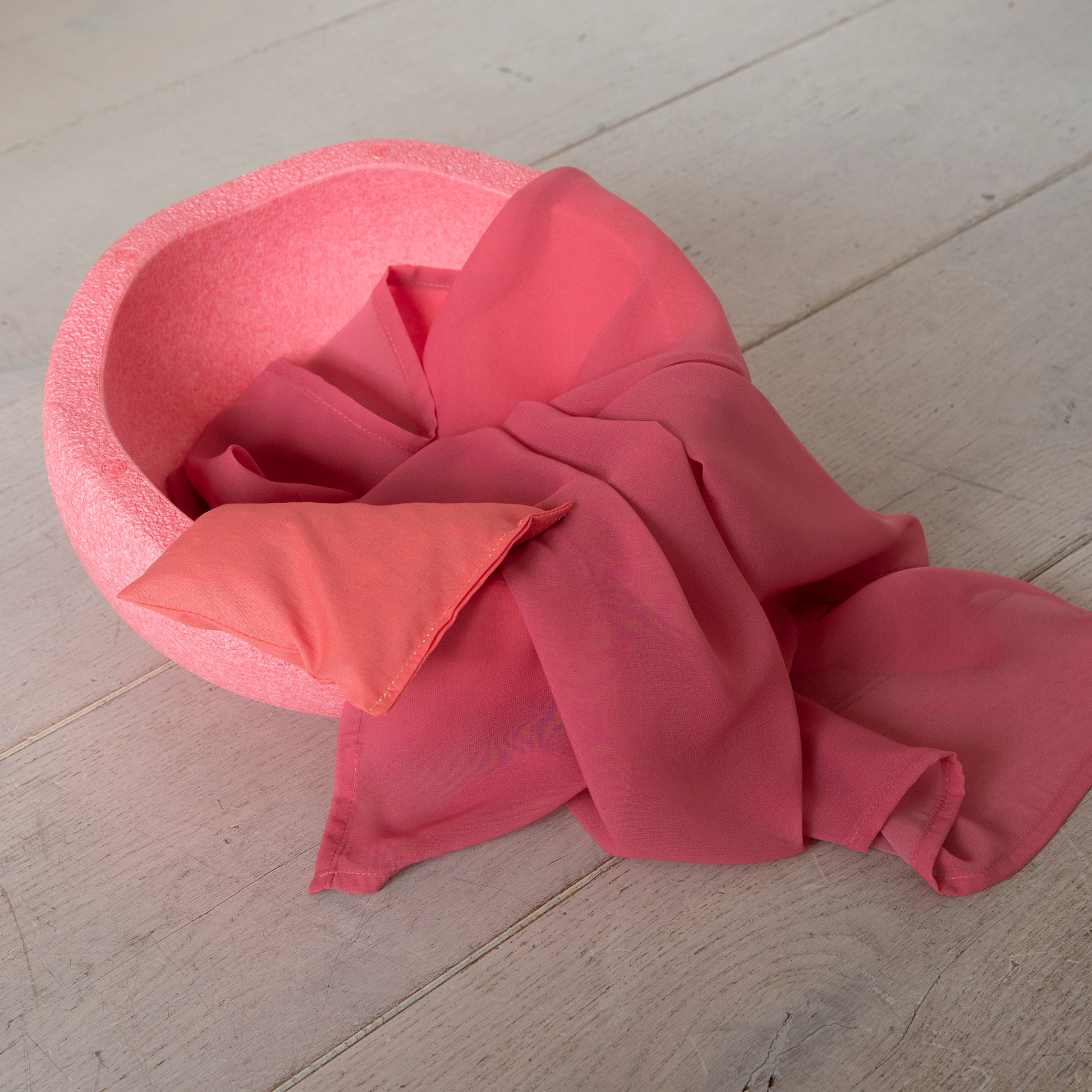 Duurzaam speelgoed met speeldoek stapelstein en pittenzakje lichtrood