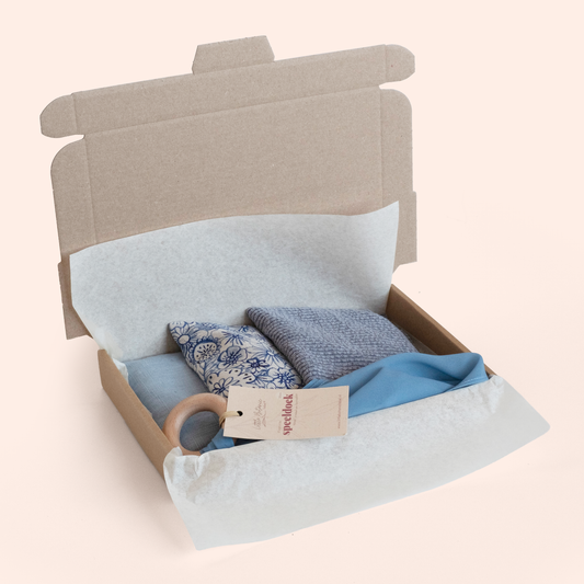 Duurzaam kraamcadeau Pastelblauw – met pittenzakjes & speeldoek
