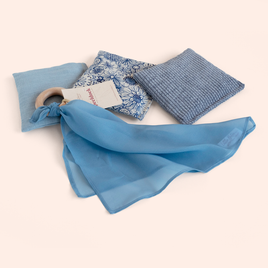 Duurzaam kraamcadeau Pastelblauw – met pittenzakjes & speeldoek