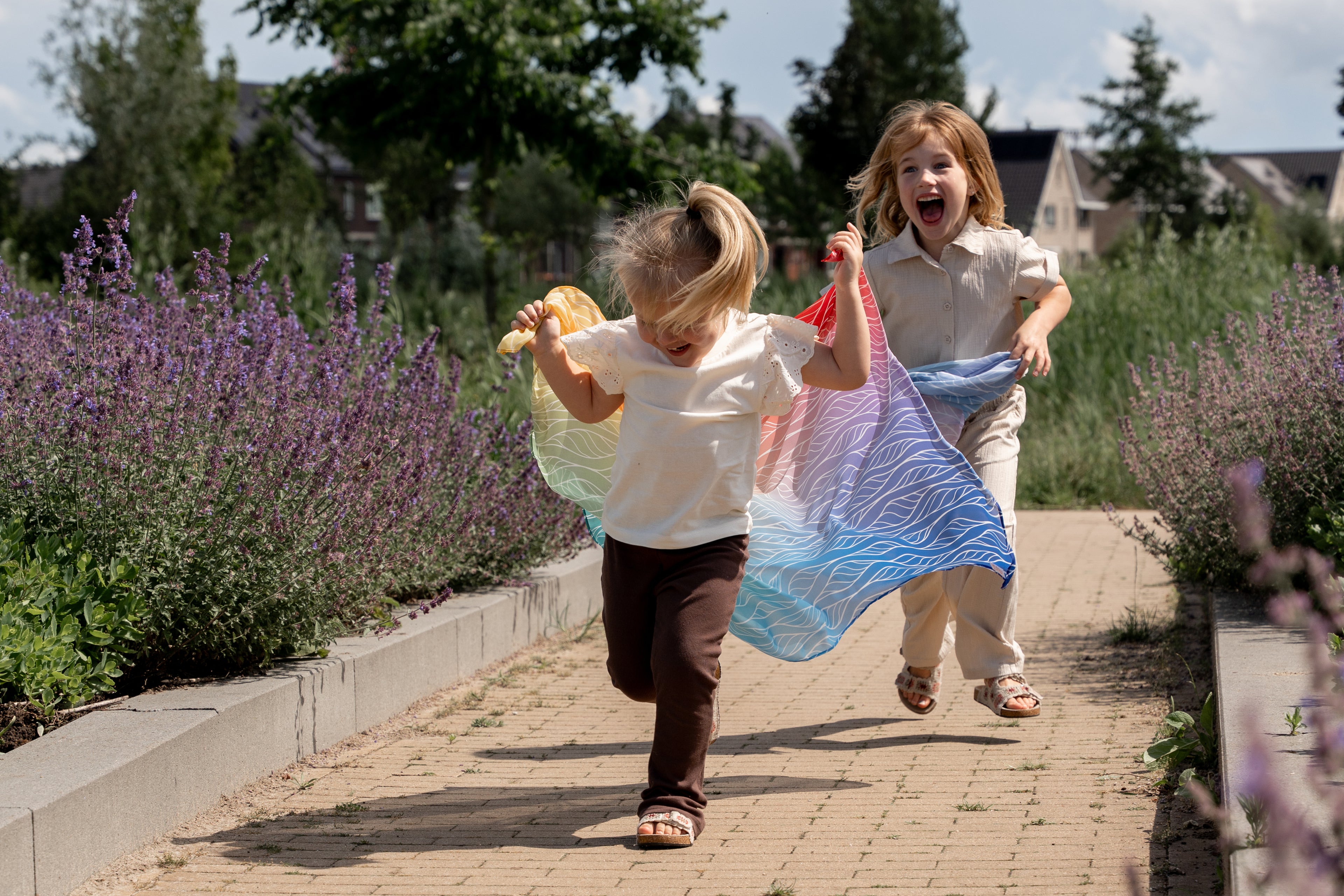 Meisjes spelen met botanicals speeldoeken