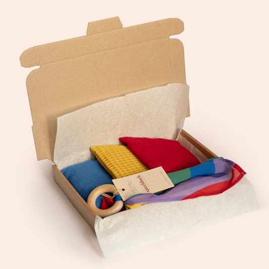 duurzaam kraamcadeau met regenboog speelgoed