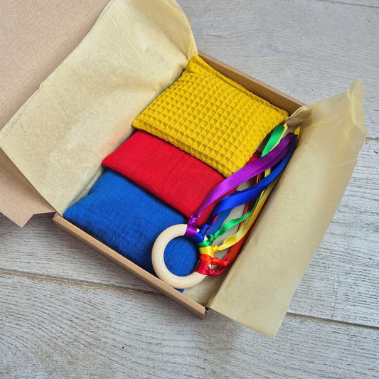 Kraamcadeau met duurzaam speelgoed - Regenboog primaire kleuren