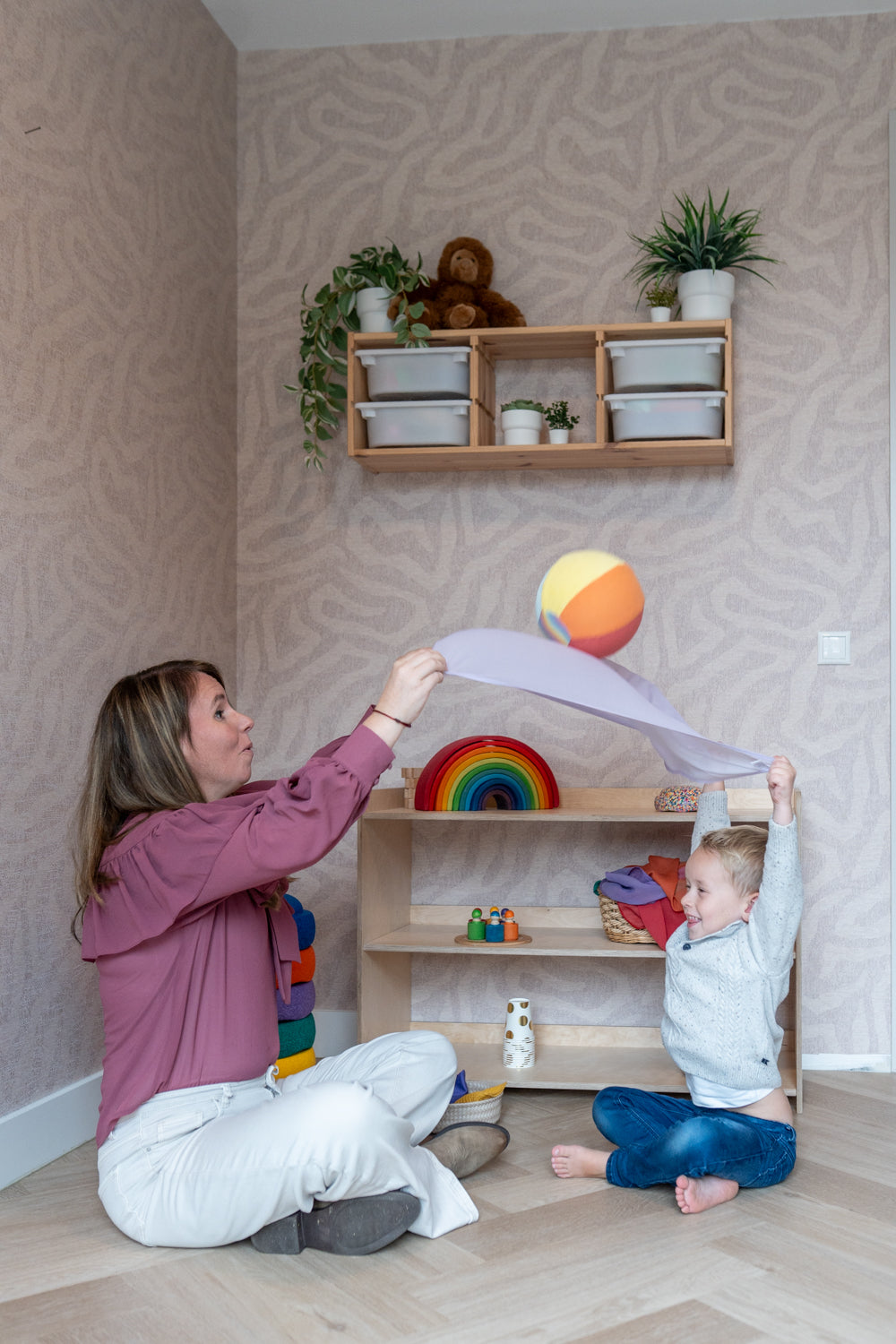 kind speelt met ballonbal en speeldoek, open einde speelgoed