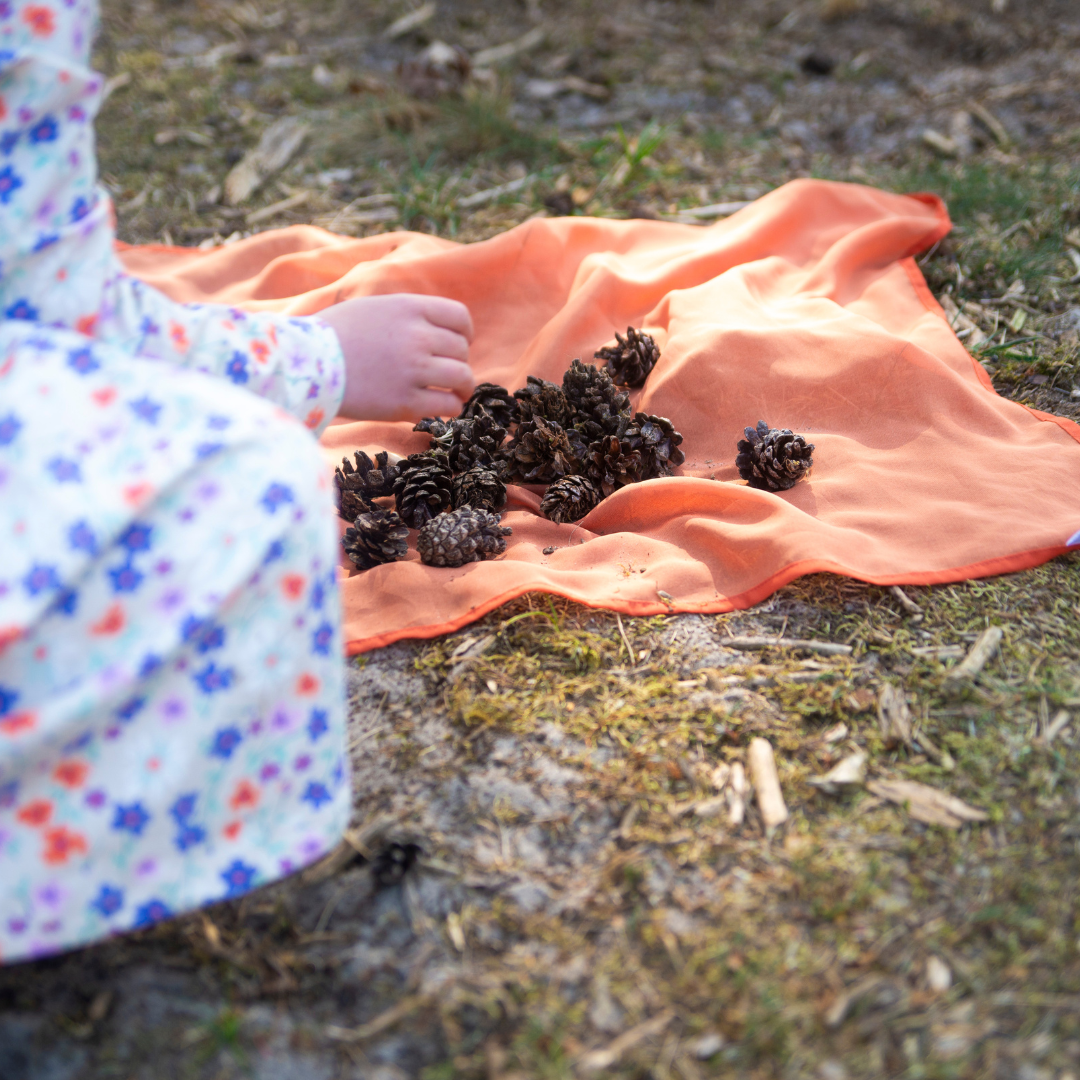 peuter speelt met open einde speelgoed
