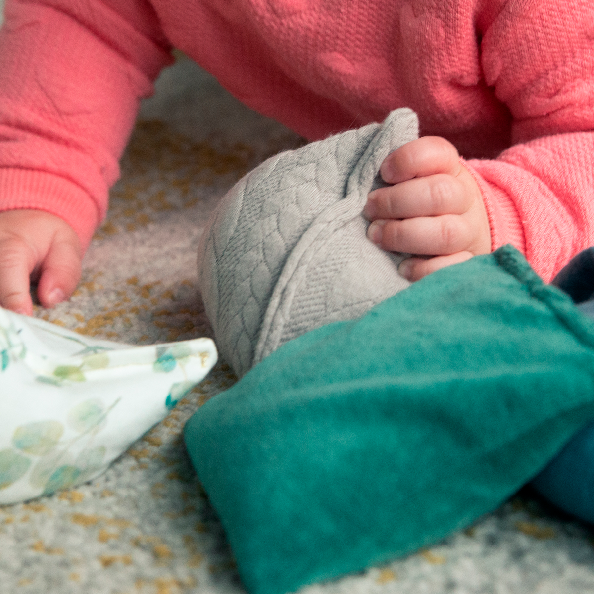 baby speelt met sensorische pittenzakjes