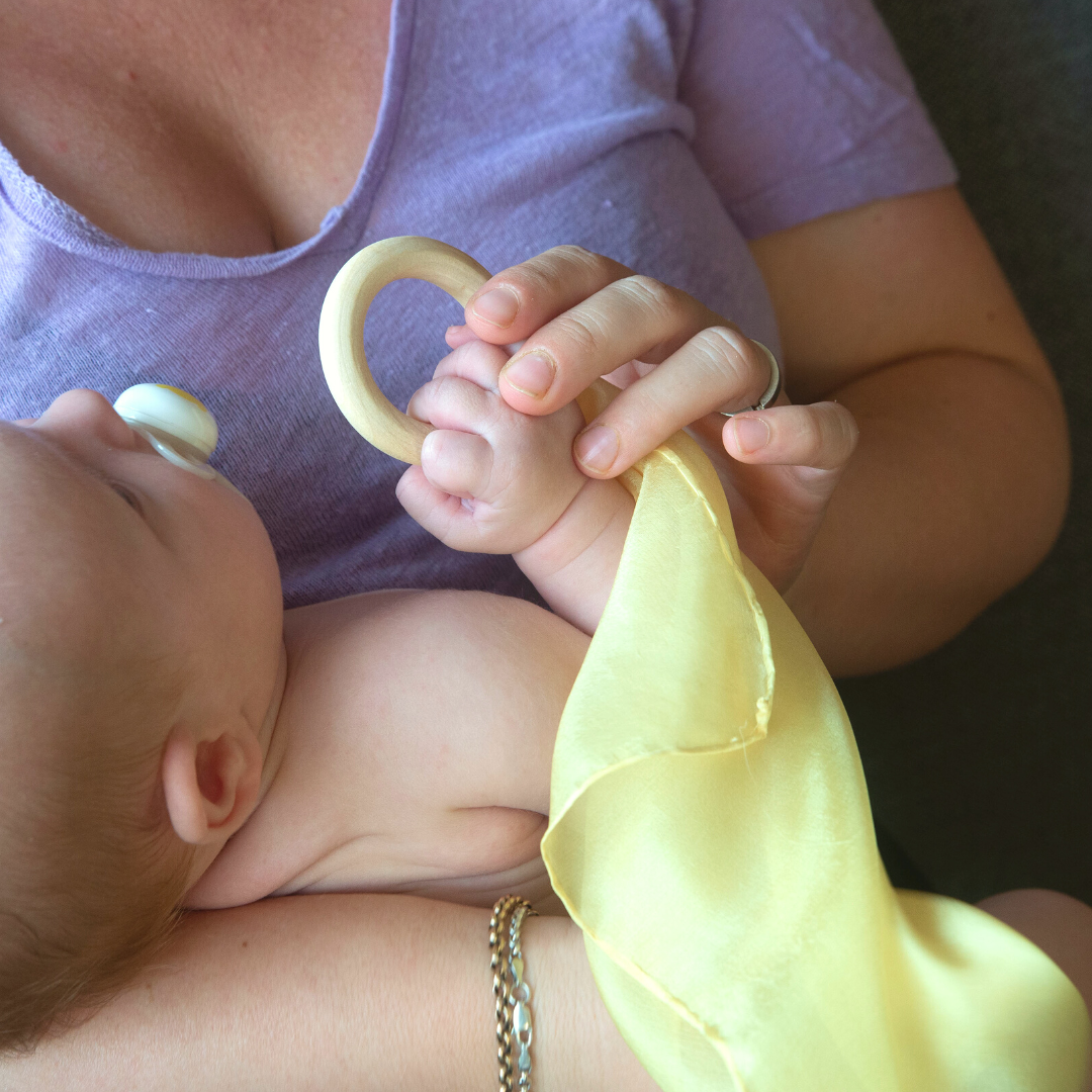 Baby cadeauset lila met duurzaam speelspeelgoed