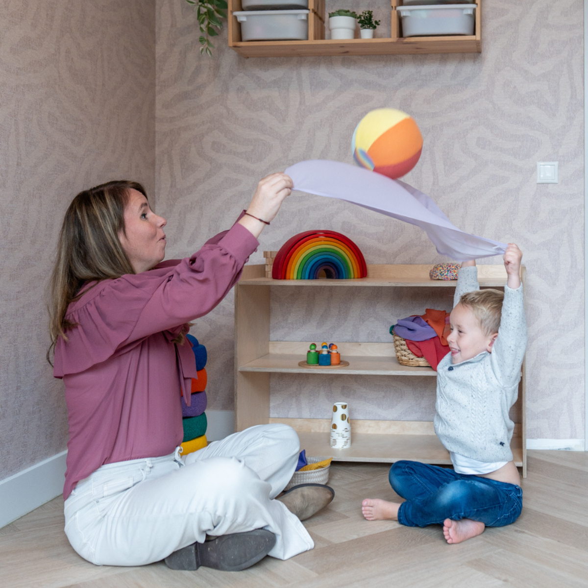 spelen met open einde speelgoed ballonbal en speelzijde